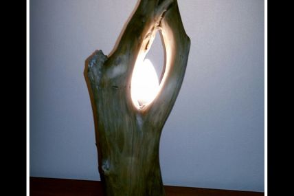 Originale lampe en bois flotté avec trou naturel 
