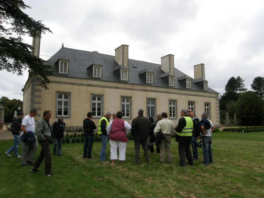 Superbe journée de découverte des chateaux du coté de Lanvolon. L'histoire nous rattrape et nous sommes fascinés par ces batisses si imposantes...