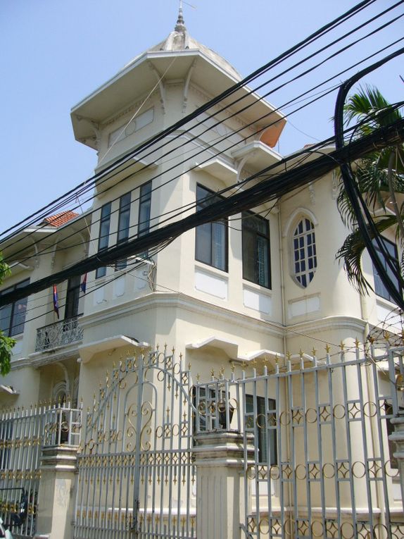 Une visite dans Phnom Penh, remarquable capitale du Cambodge. Au hasard des rues et des rencontres, j'ai photographié des lieux, des monuments et des personnes (avec leur autorisation toujours), des temples et des Bouddhas, la nature exubérante sou