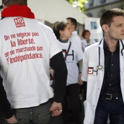 Loi santé: des médecins manifestent devant l'Assemblée avant le vote solennel