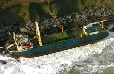 Tempête Dennis – Un cargo fantôme s’échoue en Irlande