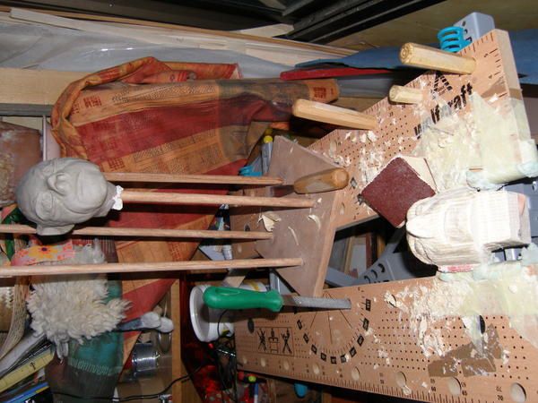 J'ai photografi&eacute; ici toutes les &eacute;tapes de la construction d'une tete et d'une paire de mains pour une marionnette &agrave; gaine en bois.