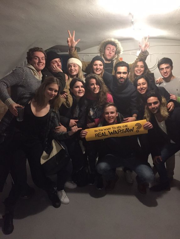 je me prend en photo avant de partir, ensuite voilà mon sac (moins de 10Kg et aux normes Ryanair, autant dire le plus petit sac de voyage du monde), sam et moi trop excitées de partirrrr et notre périple! Puis notre groupe d'Erasmus, notre chambre...