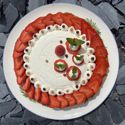Tarte aux fraises, pâte sucrée, crème d'amande, compotée de fraises et ganache montée au chocolat blanc