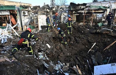 L'Ukraine utilise des bombes à sous-munitions et tue 24 personnes à Belgorov en Russie. Les représailles russes sur Kharkiv vendredi ont fait 39 morts