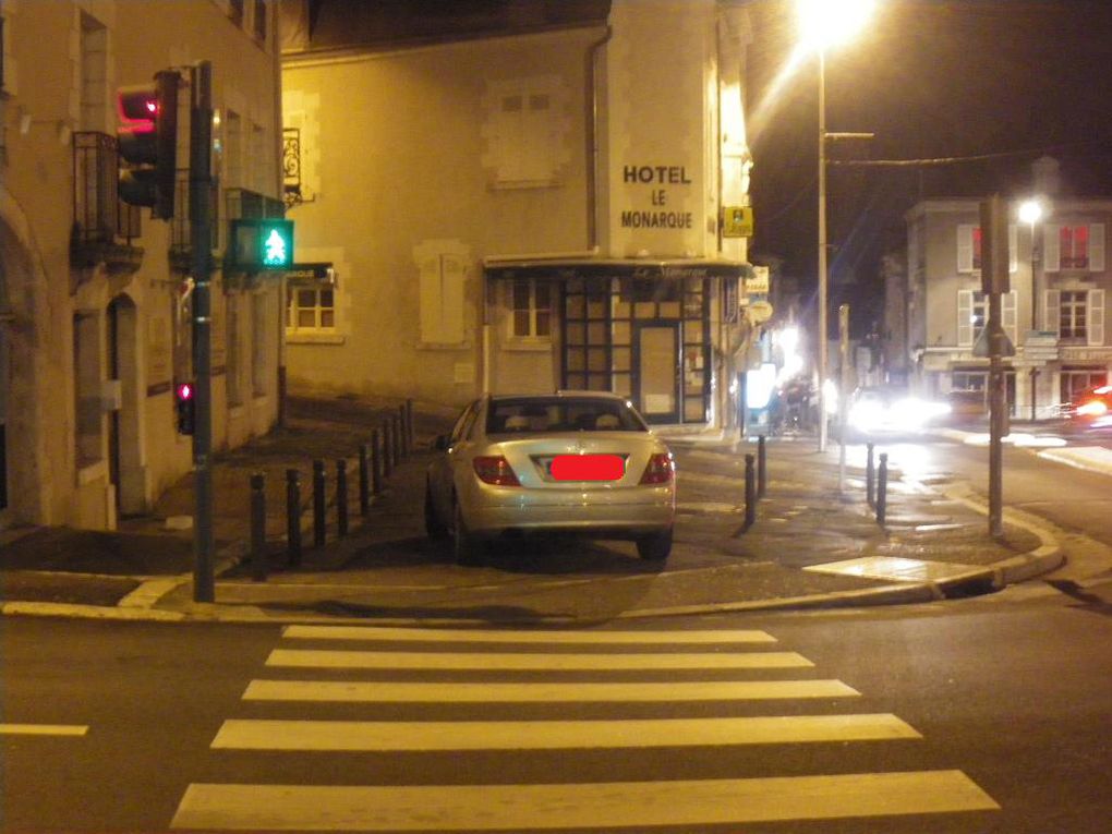 Devant le lycée Sainte-Marie, au moment de la sortie des écoles !