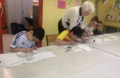 Rencontre intergénérationnelle autour de la peinture sur porcelaine à l’AIL Manissieux