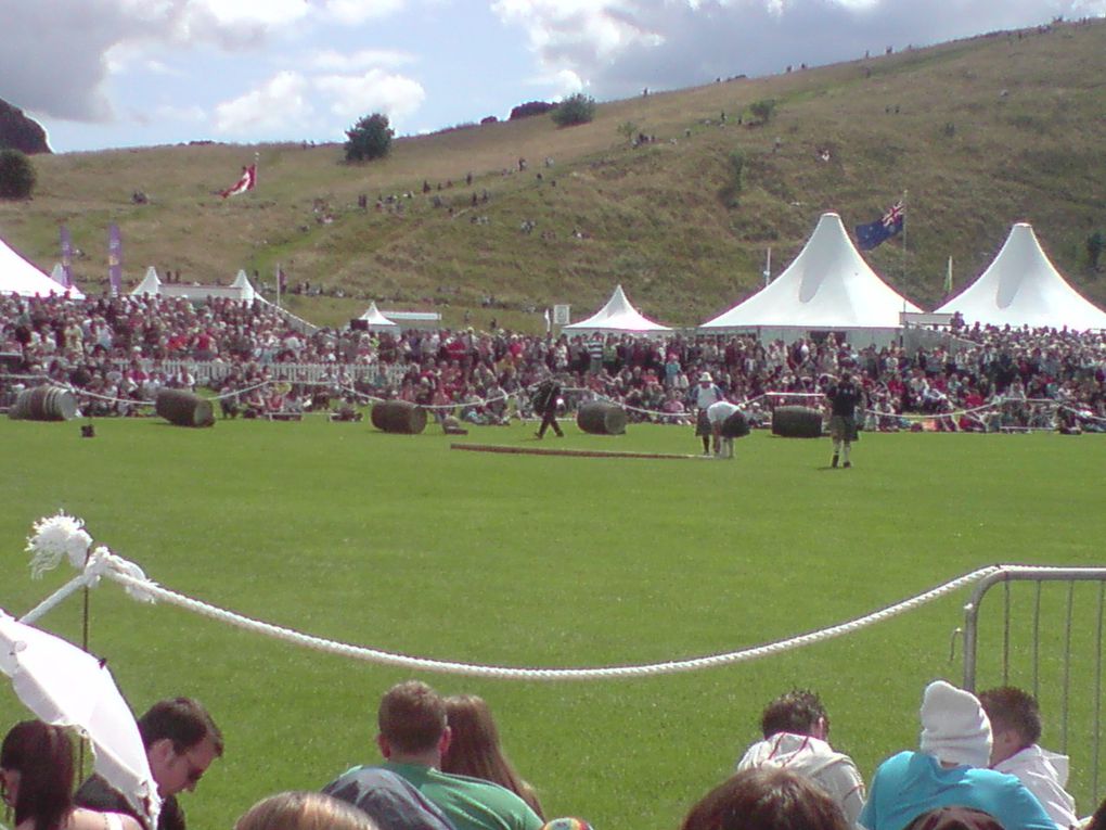 3 jours en Ecosse, guidée par Pepette et sa titine. Au menu : les HighLand Games, le Clan Gathering, Edinburgh, St Andrews, Crail, Wallace Monument, et Glasgow... en route !