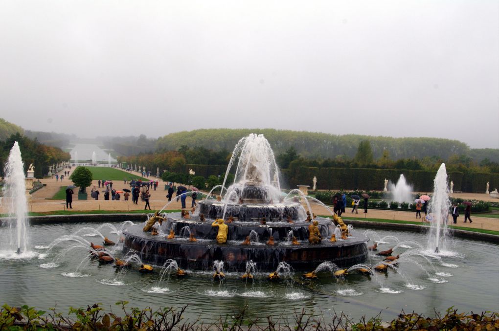 Une visite des jardins de Versailles en hiver sous la neige et en octobre durant les Grandes Eaux Musicales.