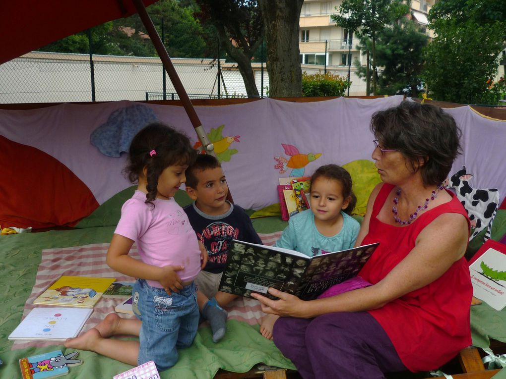 la "Charrette à Histoires" s'est promenée à la rencontre des enfants dans différents arrondissements de Lyon mais aussi à l'extérieur de la ville avec toujours plus d'albums à son bord.