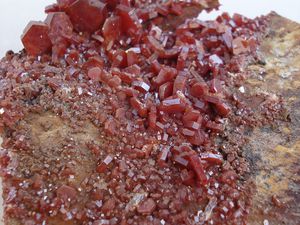 Vanadinite sur gangue.  Van01,  Taille :  100 x 80 x 30 mm  Poids : 355 Gr  Prix : 35 Euros