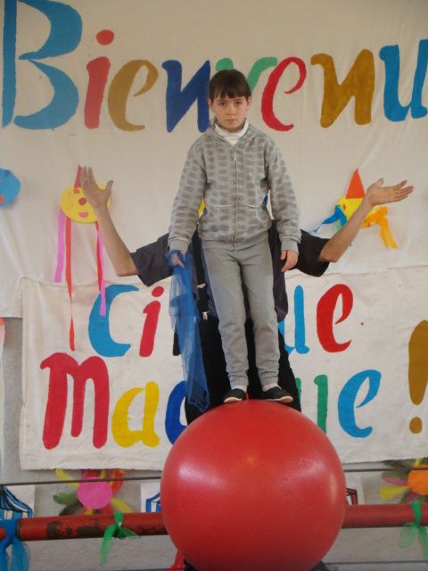 l'atelier a realiser avec les enfants le decor du spectacle de cirque en 2006 a Louvigny avec les AFR