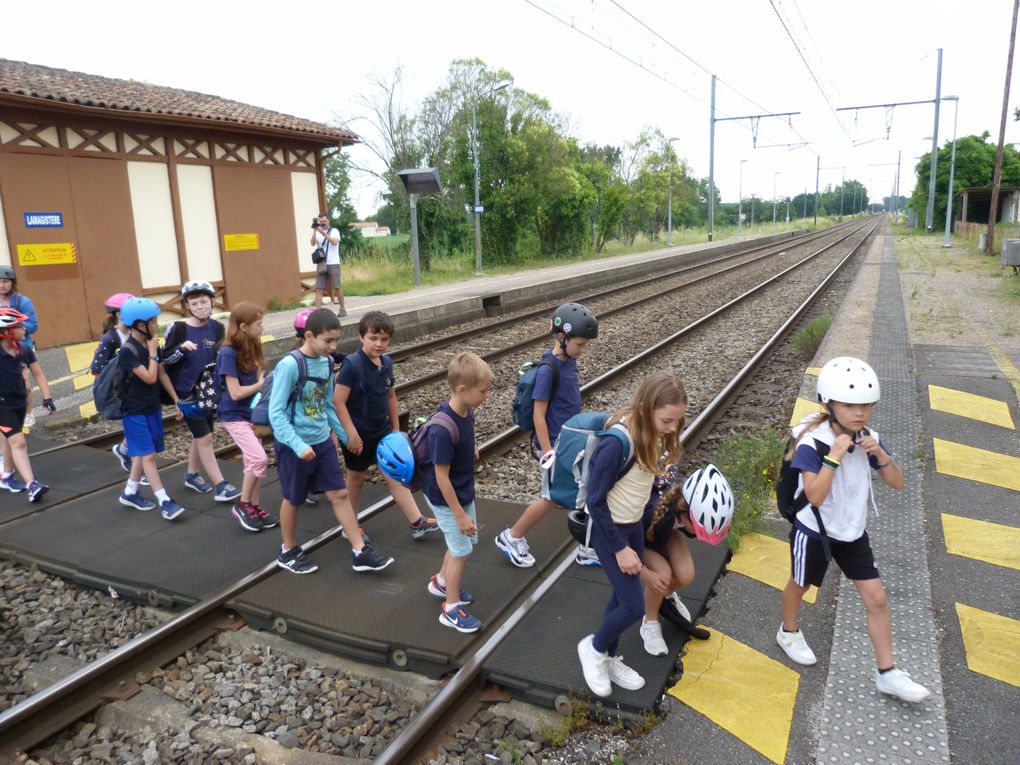 9h03: Nous arrivons à la gare de Lamagistère où nous enfourchons nos vélos transportés dans une grande remorque depuis Agen par Ghyslain. 