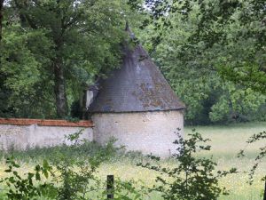 Château féodal des XIVème et XVème siècles ayant appartenu à Alain Giron, compagnon d'armes de Jeanne d'Arc. Il contient une cheminée monumentale classée. Il ne se visite pas.