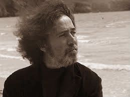 pierre déliot, un auteur-compositeur interprète français amoureux de la poésie et de la chanson qui compose ses premières mélodies à 17 ans