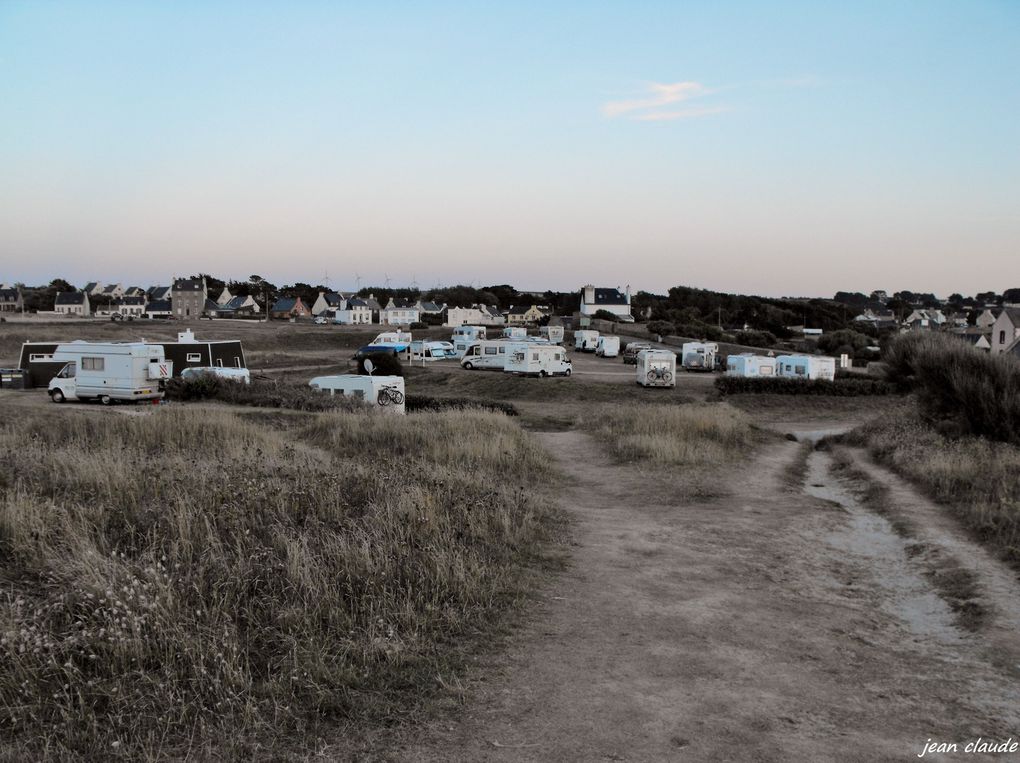 L'Aire de Camping Car est située au bord de mer avec une vue superbe tout autour. Des installations sanitaires sont à disposition