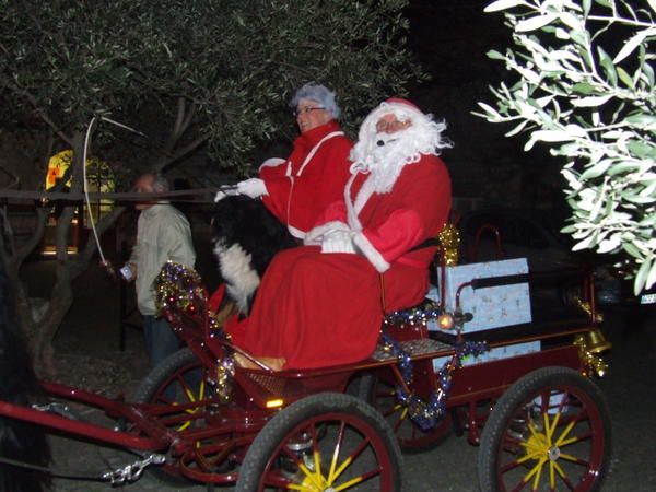 Vendredi 14 Décembre 2008
Le Père Noël nous a fait la surprise de venir accompagné de la Mère Noël et en caleche.