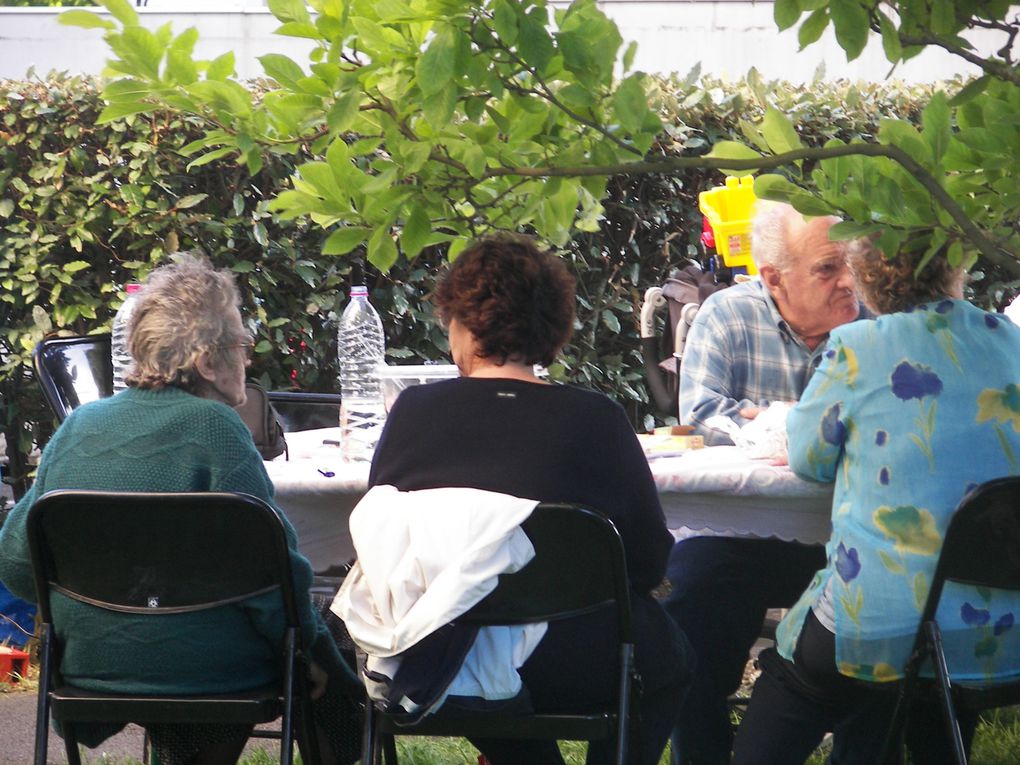 Le repas de notre résidence un soir de 28 mais 2009 avec une cinquantaine de convives