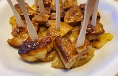 Brochettes de foie gras poêlée, ananas caramélisé et fleur de sel