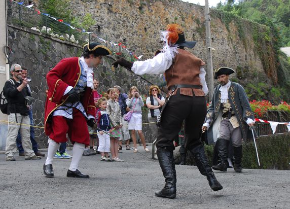 Prestation d'escrime artistique dans le cadre de la fête de la révolution à Murol (63 - Auvergne)