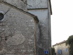 L'église Saint-Étienne domine la place du village et accolée, à l'arrière de cet édifice se dresse la tour de l'horloge