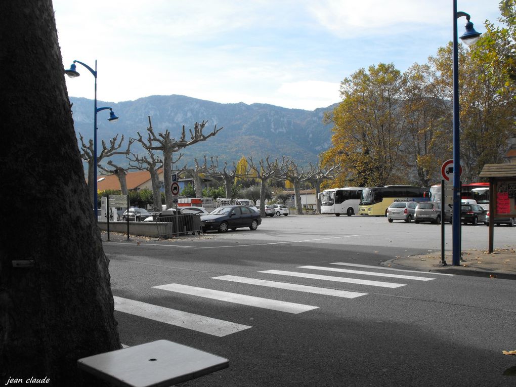 La Ville est traversée par l'Aude, elle possède quelques places avec des petites rues où l'on trouve des commerces divers. 