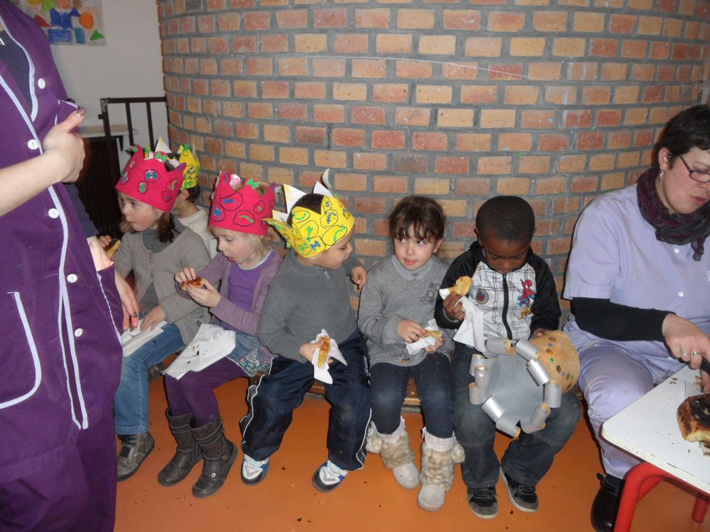 Le jeudi 31 janvier 2013, nous avons mis nos couronnes et nous avons dégusté les galettes que les enfants nés au mois de janvier avaient préparées. Vive les rois et les reines !