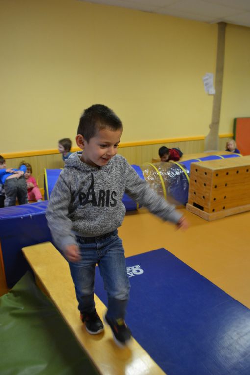 Depuis la rentrée, nous bénéficions du matériel Educ'Gym de la SCOL. Nous rampons, grimpons, marchons en équilibre, sautons, passons par dessus par dessous...