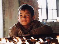 Un jeune garçon s'appliquant à allumer et entretenir les bougies déposées, comme une étincelle de l'âme auprès des Dieux, et une jolie chanteuse dans un décors spirituel sous le regard de Bouddha, toujours là pour surveiller et veiller...les regards sont beaux, les yeux grands ouverts et l'âme offerte, c'est un cadeau merveilleux que nous offrent les népalais.