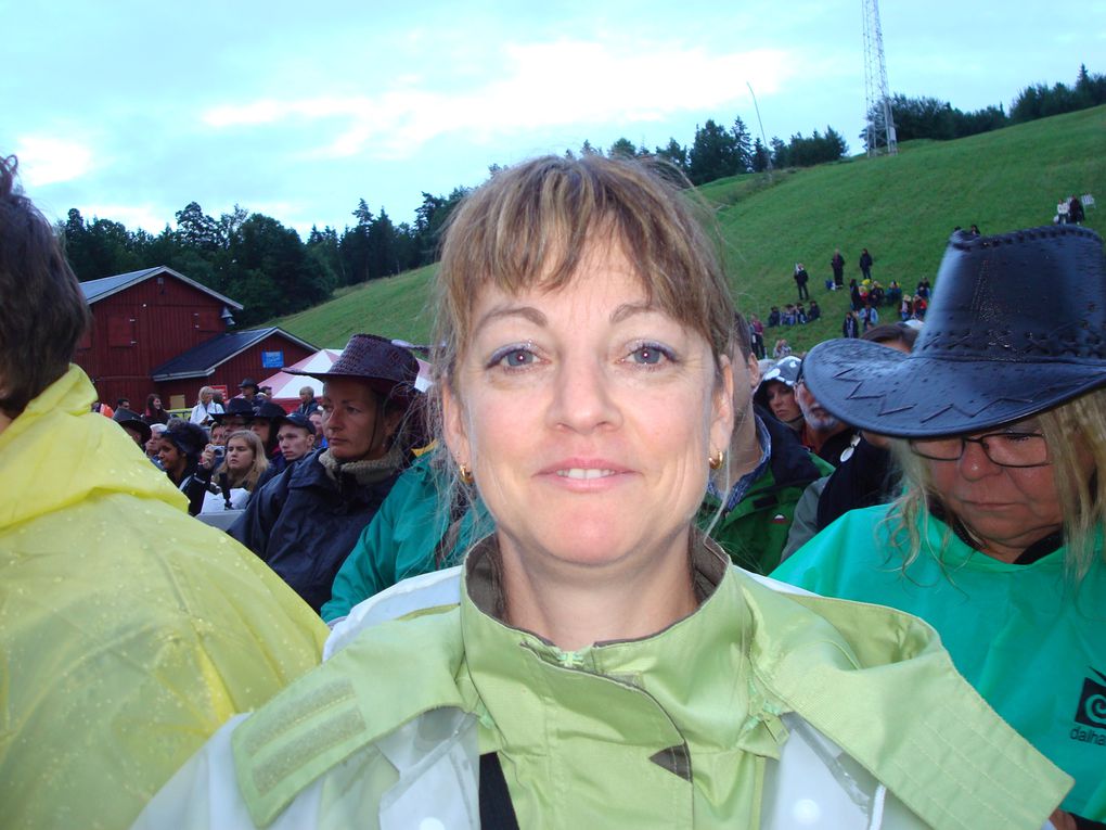 Sous la pluie avec un petit appareil photo et sans compétence photographique mais alors!!...........;;quel concert!!