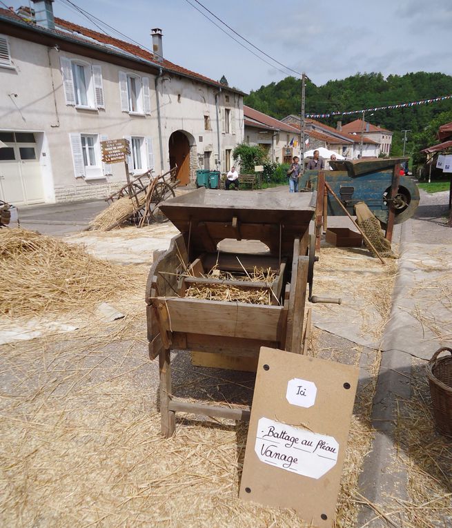 Battage du blé au fléau et à la vanneuse. Défilé de tracteurs et engins agricoles - Photos Claude Cristofol