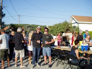 1ère photo : le représentant de Sud-Ouest en action; photos 2, 3, 6 et 8 : quelques moments de convivialité; photo 5 : des toasts succulents préparés par un riverain allemand accompagnés d'un excellent vin du rhin de son pays; photo 4 : 2 élus de la municipalité  quasiment "incognitos" mais visiblement heureux d'être là; photo 7 : le futur Conseil de quartier et, photo 9 : l'arrivée du Maire. 