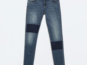 Tenue entièrement de chez Zara. Jean denim skinny taille basse 29,95euros, pull cachemire 139euros (c'est vrai qu'il est très chère mais il existe de bonnes alternatives car c'est un pull bleu marine très simple). Collier 27,95euros. Je termine la tenue avec une paire de chaussures blanche à 39,95euros ce qui est très abordable pour des chaussures.  