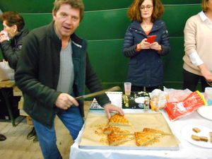 Le dessert est offert par Gilles , une super bonne galette des rois....