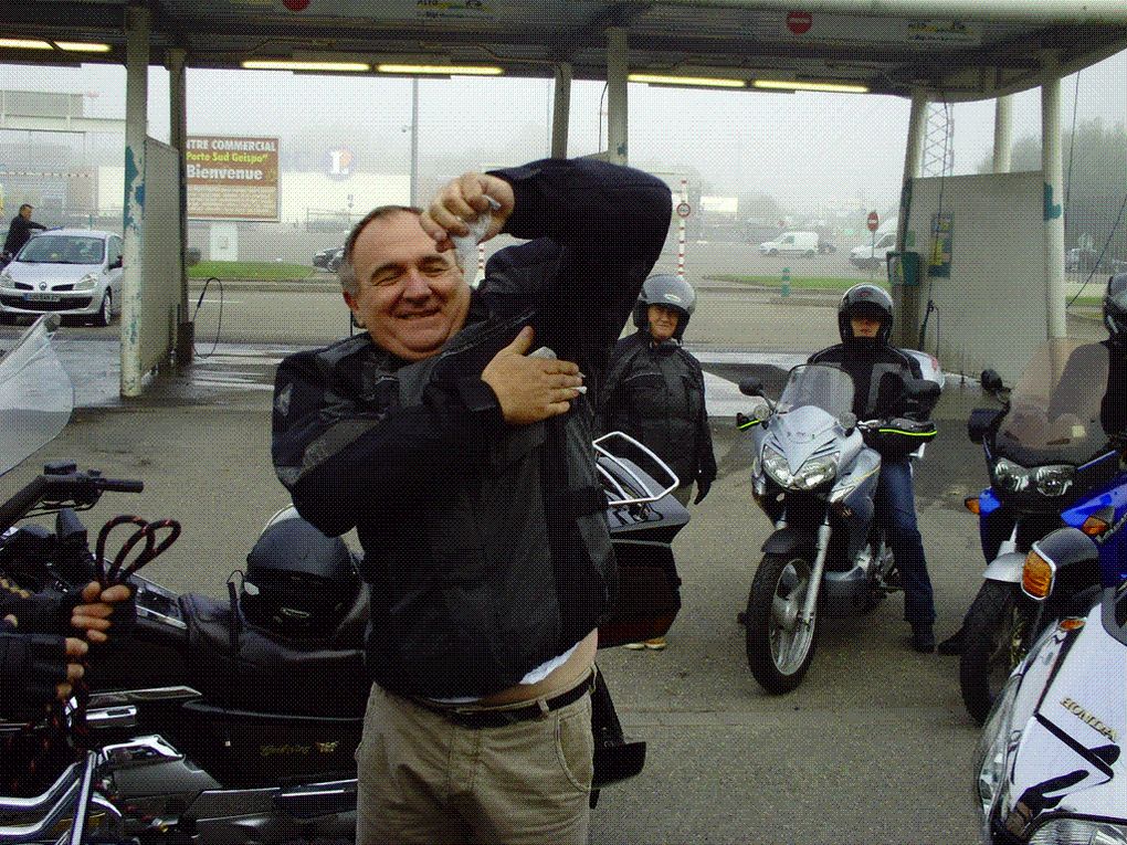DIAPORAMA 3 PHOTOS - RENÉ ON TE REMERCIE - ON LUI DONNE DES LINGETTES POUR SE LAVER LES MAINS - LES MAINS RENÉ.........FAUDRA FERMER TA SACOCHE