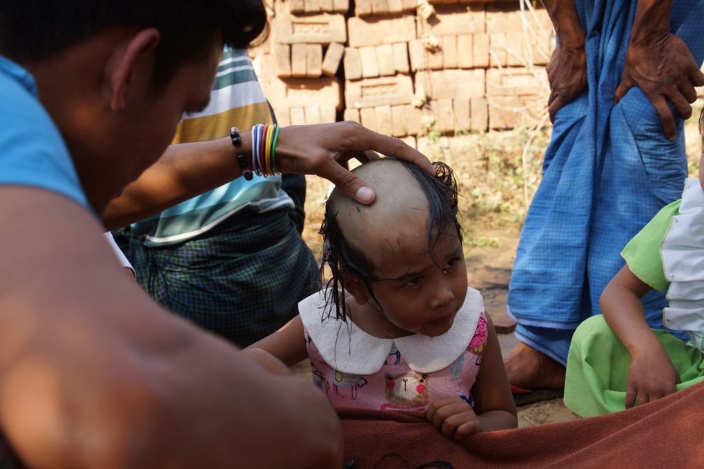 Le rasage est laborieux car les lames de rasoir coupent mal mais aucun enfant ne se plaint. Rinçage final sous le tuyau d'eau froide.