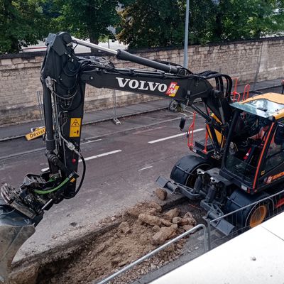 Des engins de travaux publics Volvo devant chez moi