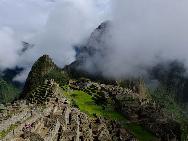 Poésie des lieux, le soleil jouant à cache-cache avec les ruines