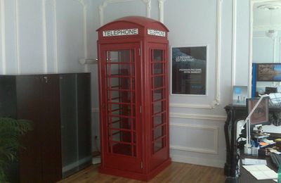 Cabine téléphonique anglaise meuble d'intérieur