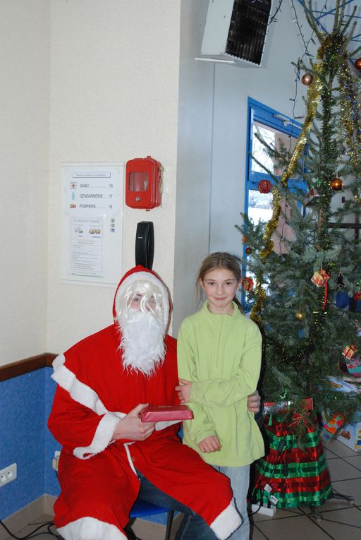 le noel de la commune de St MAULVIS, la remise des cadeaux aux enfants par le père NOEL et par le maire des colis des ainés ensuite a eu lieu la collatione