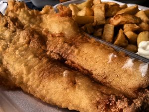 En Ecosse vous pourrez gouter le si controversé Haggis (panse de brebis farcie) plat historique et identitaire. L'indéboulonnable fish & chips pour un repas sur le pouce ou encore le so sweety Carrot cake...