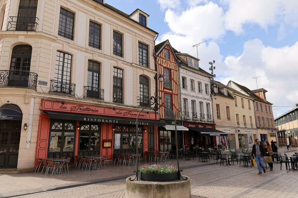 Saviez-vous que la cathédrale Saint-Etienne de Sens était la première cathédrale gothique du monde ?