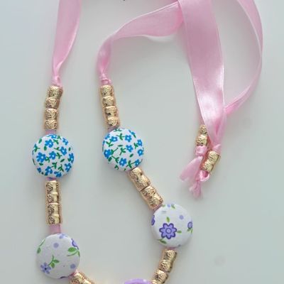 DES BOUTONS ET UN COLLIER