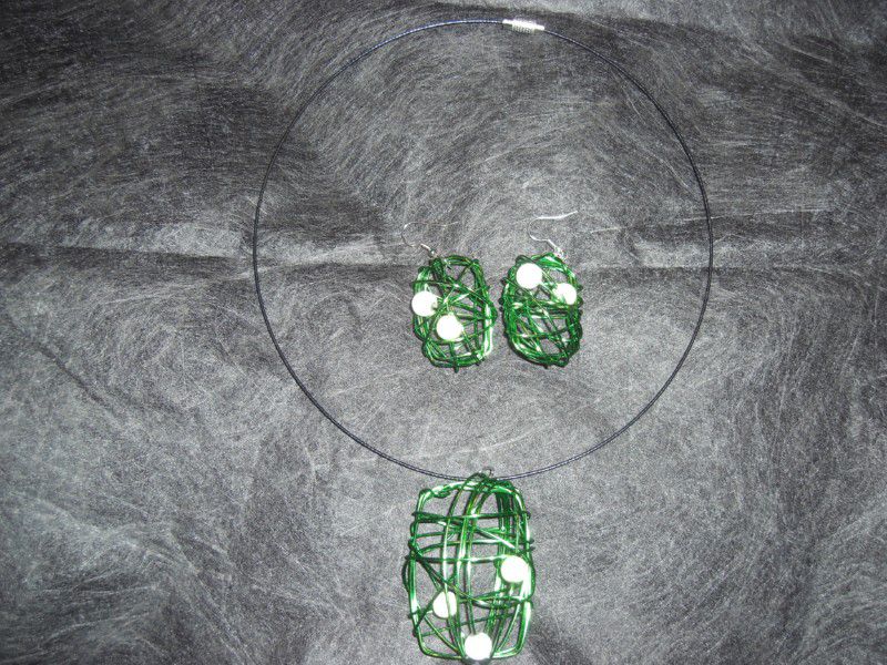 Bijoux en fil alumimuin et perle magique ou perle fimo.