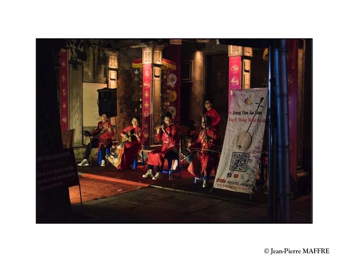 La nuit, dans la "rue des Occidentaux" de Hanoï, des mini concerts en plein air sont souvent organisés.