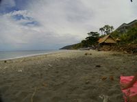 Pendant ces 4 jours, on voulait aussi profiter de la plage, mais la vraie plage, pas celle pleine de galet. Soyons honnête, même si c'est très beau, c'est quand même pas super agréable de s'allonger sur des galets, on passe notre temps à se tourner et se retourner pour trouver LA position où on n'aura pas un caillou qui vient se planter en plein milieu du dos ou dans une fesse !! Du coup on est parti à la recherche d'une plage de sable fin, qu'on a trouvé un peu par hasard en roulant en scooter. Elle se situe entre le Sinar Bali 2 et la Japanese Shipwreck (l'épave). Pour y accéder il faut se garer sur le mini parking d'un hôtel puis descendre des escaliers. On y fera un peu de snorkeling et de bronzette avant de rentrer. 