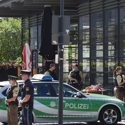 Munich - La police annonce l'arrestation d'un suspect - Quatre personnes ont été blessées dans l'attaque au couteau - La police demande aux habitants de rester chez eux