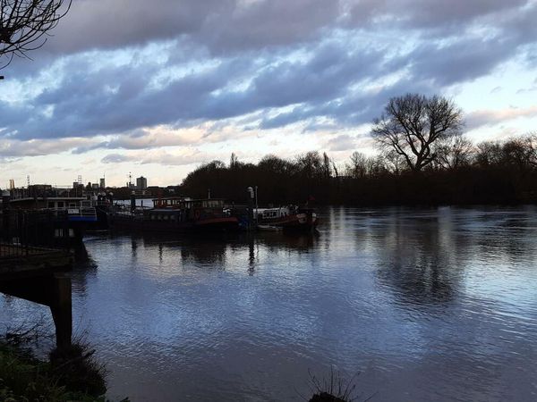 En parcourant les berges, le spectacle de la Tamise change toute la journée en fonction des marées. Lors des grandes marées hautes, la Tamise peut inonder la berge (photo 5 ci-dessus).