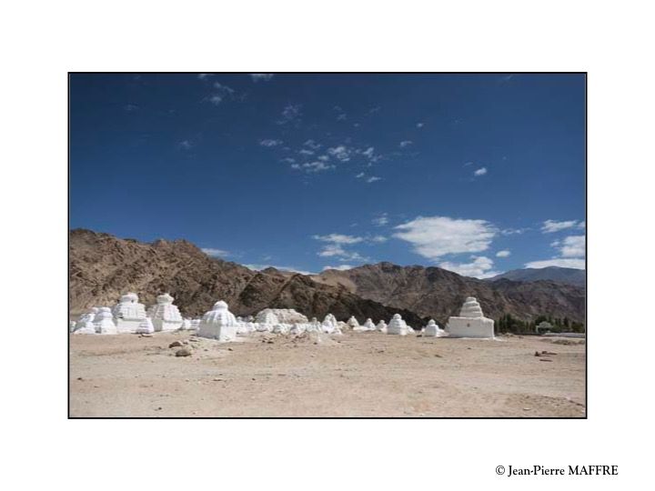 Situé au nord de l'Inde, le Ladakh offre ses mystiques paysages lunaires et ses déserts alpins où se nichent de nombreux monastères.