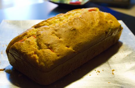 Pain au poivron rouge et au basilic